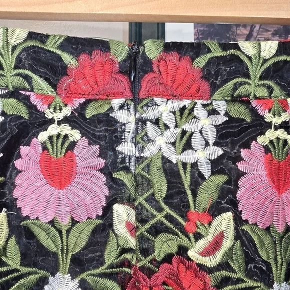 LUCY PARIS Vibrant Embroidered Floral A-Line Mini Skirt Size Small - Picture 7 of 11